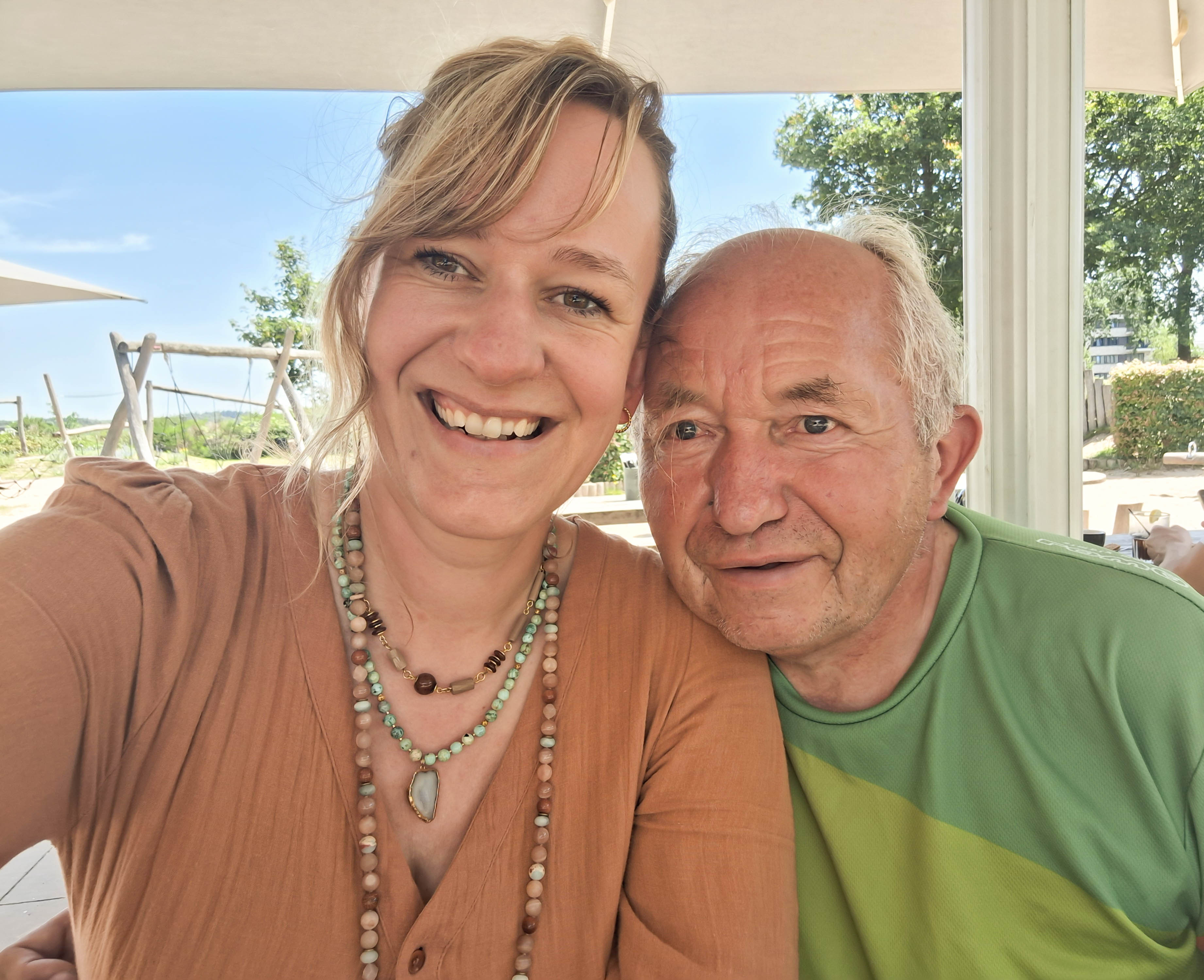 Jaap en Chantal op het terras.